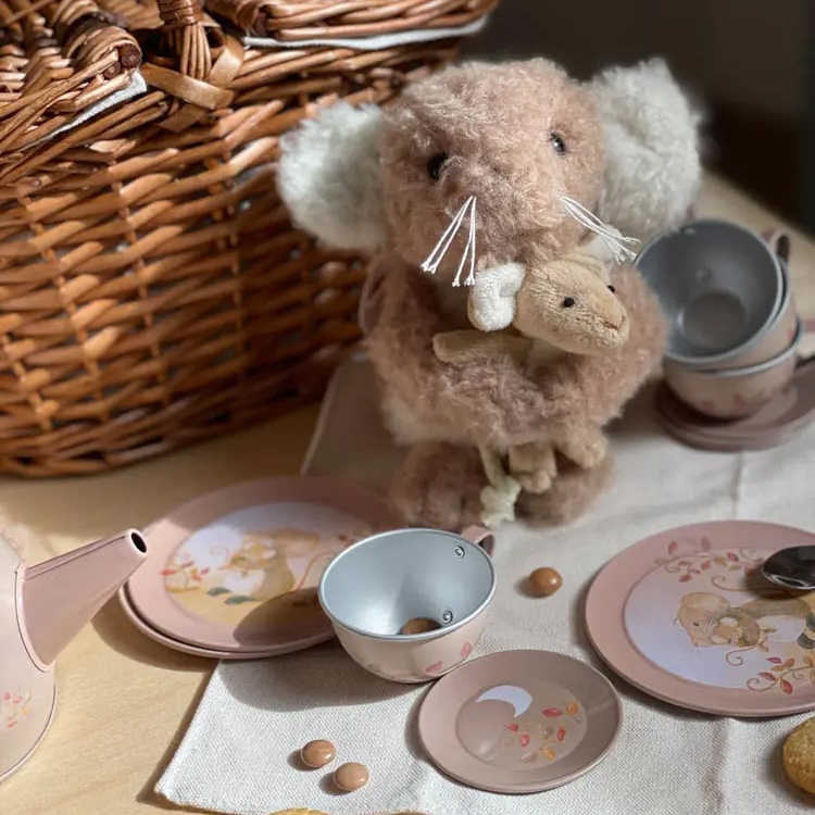 Mouse tin tea set in a basket - Image 2