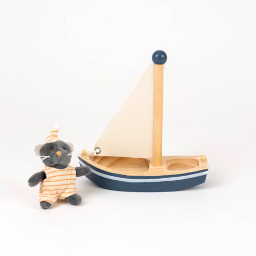 Malo the cat in a boat